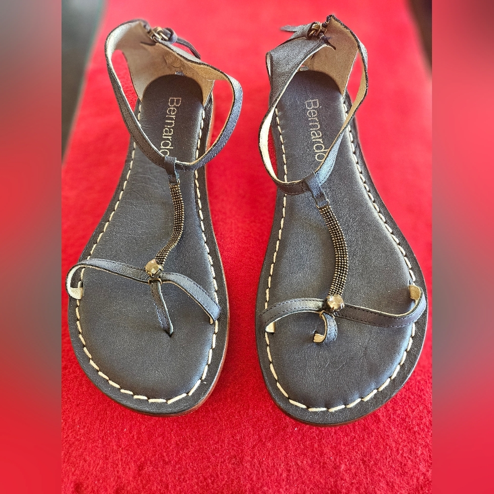 Bernardo Dark Leather T-Strap Sandals Zippered Backs Sz 10M